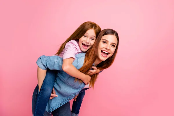 예쁜 여우 작은 아가씨와 그녀의 엄마가 함께 캐주얼 옷을 입고 고립 된 분홍색 배경 — 스톡 사진