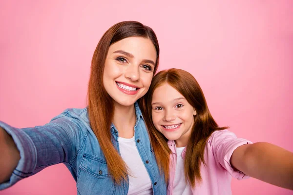 Close up foto di ragazze affascinanti che hanno lungo taglio di capelli rendendo la foto isolata su sfondo rosa — Foto Stock