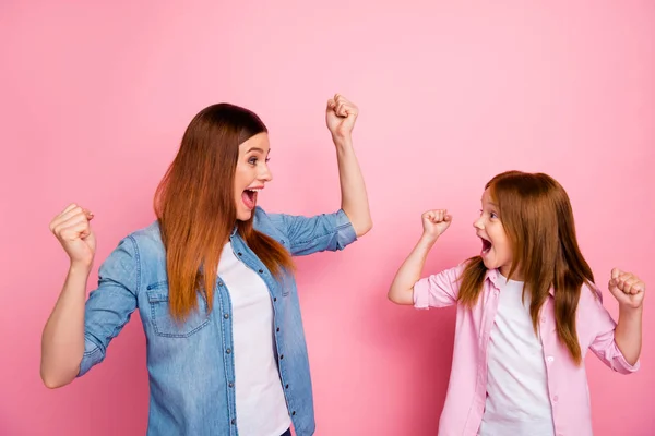 Perfil da foto lateral de pessoas excitadas com punhos longos levantando cabelo gritando sim vestindo camisas jeans jeans isoladas sobre fundo rosa — Fotografia de Stock