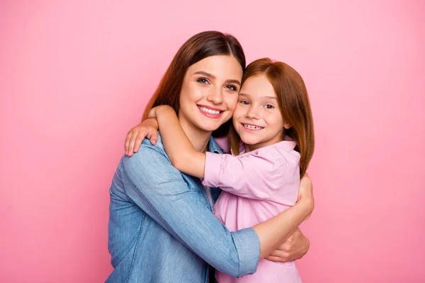 Porträtt av charmiga människor krama med strålande leenden bär denim jeans skjorta isolerad över rosa bakgrund — Stockfoto