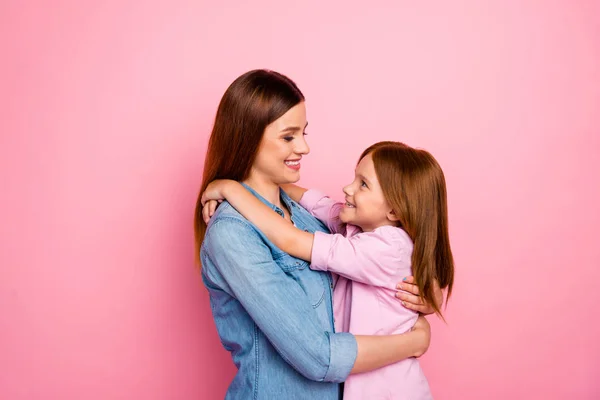 Profilsida foto av Lovely Lady krama hennes unge ser klädd denim jeans skjorta isolerad över rosa bakgrund — Stockfoto