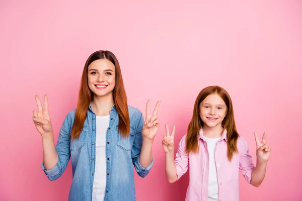 Довольно привлекательная маленькая леди и ее мама показывая V-знак символ носить повседневную одежду изолированный розовый фон — стоковое фото