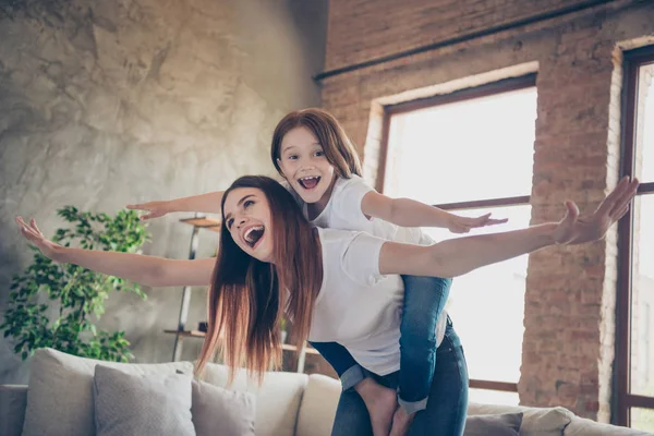 Porträt aufgeregter Damen, die in weißen T-Shirt-Jeans im Haus stehen — Stockfoto