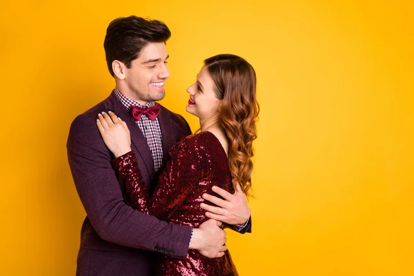 Retrato de sua ele ela agradável-olhando atraente adorável adorável inteligente encantador muito doce alegre pessoas carinhosas passando dia festivo isolado sobre brilhante brilhante brilhante brilho amarelo fundo — Fotografia de Stock