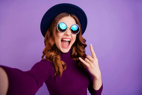 Porträtt av rolig funky person Scream göra foto bär glasögon glasögon isolerade över lila violett bakgrund — Stockfoto
