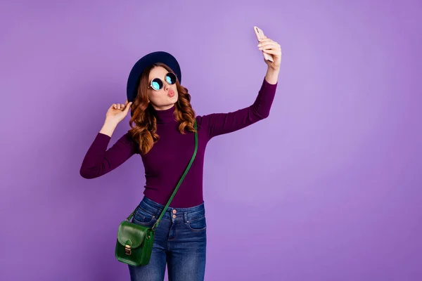 Ritratto di bella gioventù fare foto usura alla moda elegante denim abbigliamento occhiali occhiali isolati su sfondo viola viola — Foto Stock