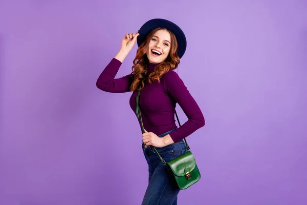 Portret van charmant meisje aanraking handen vingers hoed lachen geïsoleerd over paarse Violet achtergrond — Stockfoto