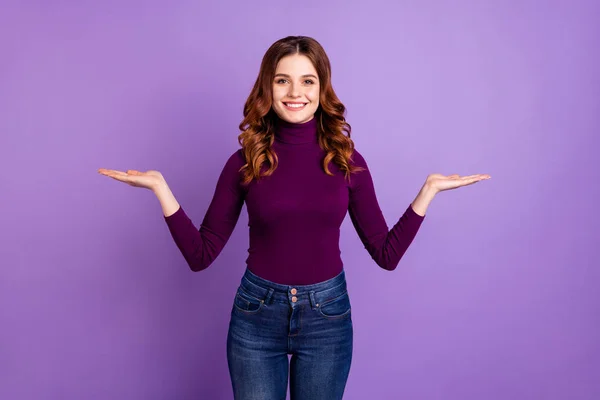 Retrato de la ropa milenaria encantador denim aislado sobre violar el fondo —  Fotos de Stock