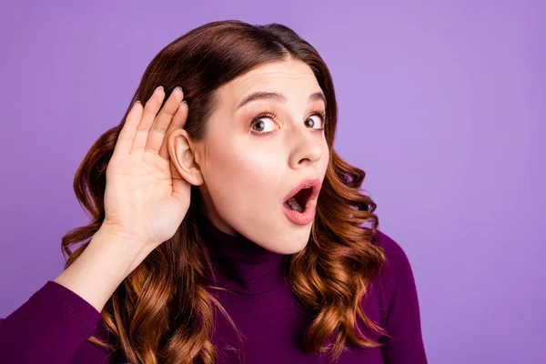 Cerca de la foto de la señora asombrada boca abierta grito grito aislado sobre fondo violeta púrpura — Foto de Stock