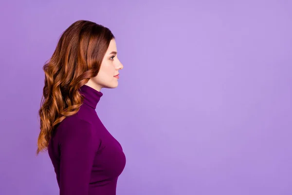 Profilsida foto av koncentrerad dam söker isolerade över lila violett bakgrund — Stockfoto