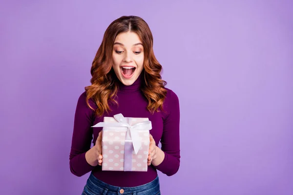 Retrato de chica encantadora loca agarre mano giftbox mirada grito aislado sobre violeta púrpura fondo —  Fotos de Stock