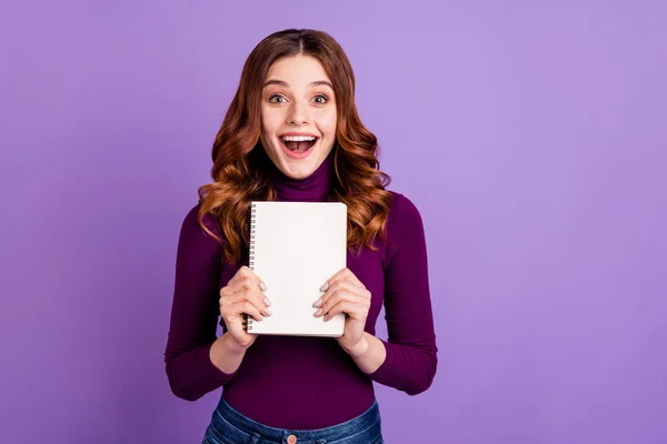 Retrato de la señora linda impresionada sosteniendo la mano gritando gritando aislado sobre fondo violeta púrpura — Foto de Stock