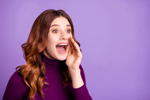 Портрет смішної милої молоді, що кричить ізольовано на фіолетовому фоні — стокове фото