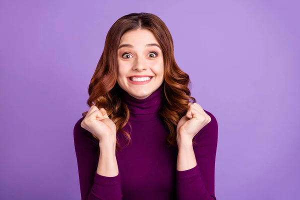 Primer plano retrato de ella ella agradable atractivo divertido alegre alegre alegre optimista ondulado de pelo chica sosteniendo puños buenas noticias grandes aislado sobre brillante brillo vivo violeta lila fondo — Foto de Stock