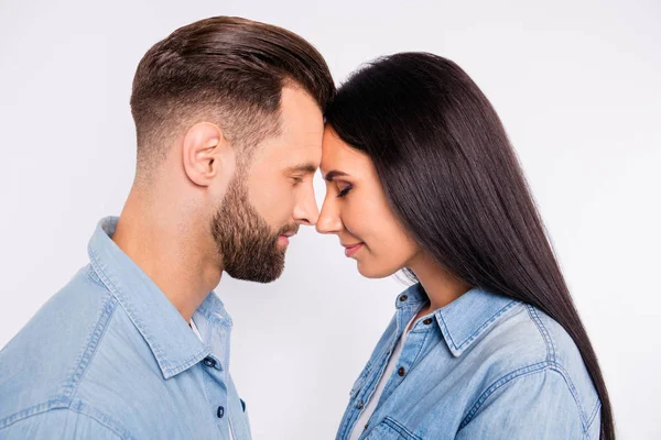 Foto de perfil lateral de gente encantadora con los ojos cerrados usando jeans camisa aislada sobre fondo blanco —  Fotos de Stock