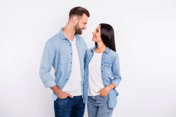 Porträtt av hans he henne hon trevlig intagande attraktiv härlig söt anbud glad glada glada personer själsfrände tillbringa tid träffas datum isolerad över ljus vit pastellfärgad bakgrund — Stockfoto