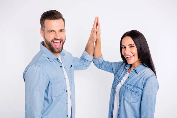 Profil Seitenansicht Porträt seiner er sie schön attraktiv weinerlich charmant niedlich fröhlich fröhlich froh positive Personen geben highfive Errungenschaften isoliert über hellweißem Pastell Hintergrund — Stockfoto