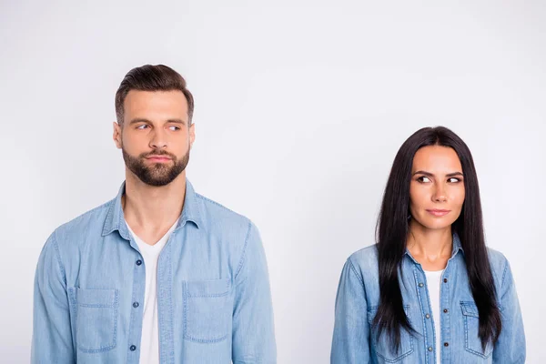 Portret van zijn hij haar ze mooi uitziende mooie Winsome aantrekkelijk mooi charmant schattig nieuwsgierige personen kijken naar elkaar eerste datum ontmoeten geïsoleerd over lichte witte pastel achtergrond — Stockfoto