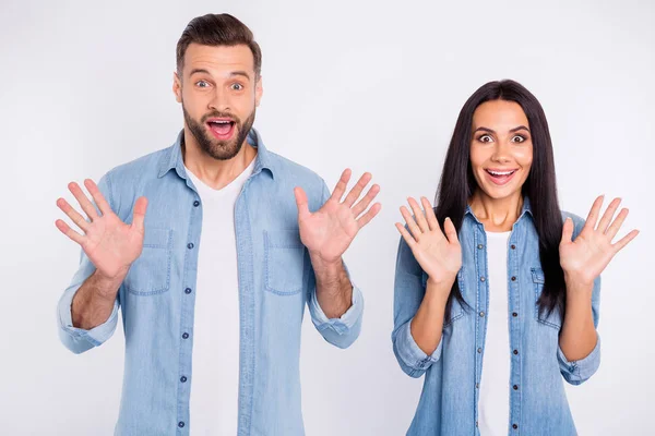 Porträtt av hans he henne hon snygg vackra intagande attraktiva charmiga glada glada personer som visar bra reaktion isolerad över ljus vit pastellfärgad bakgrund — Stockfoto