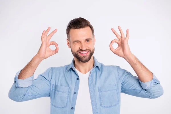 Zbliżenie jego portret on ładne atrakcyjne wesoły wesoły zadowolony facet treści pokazano dwa podwójne OK-znak reklama reklamy wielkie rozwiązanie na białym tle pastelowe tło — Zdjęcie stockowe