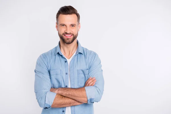 Retrato de seu belo atraente masculino alegre alegre barbudo conteúdo saudável cara dobrado braços isolados sobre luz branco fundo pastel — Fotografia de Stock