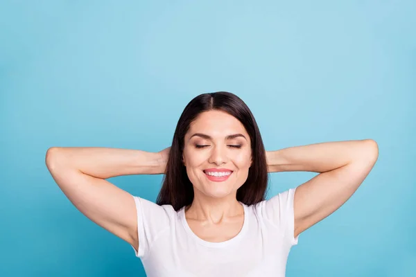 De cerca foto de descansando linda mujer atractiva encantadora dejando que su mente tiene un poco de relax mientras se aísla con fondo azul — Foto de Stock