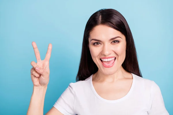 Foto van lachen leuke schattige fascinerende aantrekkelijke vriendin toont u v-teken terwijl geïsoleerd met blauwe achtergrond — Stockfoto