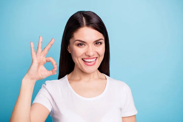 De cerca foto de dentadura sonriente linda mujer bastante dulce que le muestra signo aceptable de victoria, mientras que aislado con fondo azul — Foto de Stock