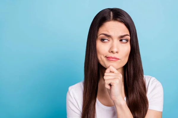 Close-up foto van verdachte aantrekkelijke vrouw op zoek naar antwoorden op haar vragen, terwijl geïsoleerd met blauwe achtergrond — Stockfoto