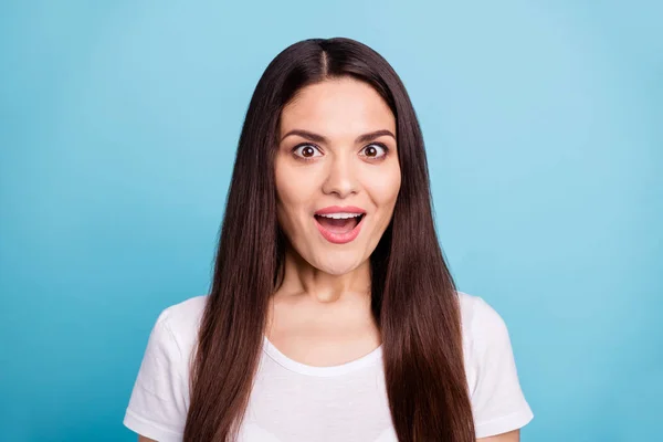 Close-up foto van gefascineerd gecharmeerd aantrekkelijke vrouw verbaasd met verkoop begonnen in haar geliefde winkelcentrum terwijl geïsoleerd met blauwe achtergrond — Stockfoto