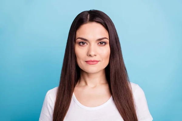 Foto de primer plano de la encantadora mujer inteligente madura linda inteligente mirando fijamente a la cámara mientras está aislada con fondo azul — Foto de Stock