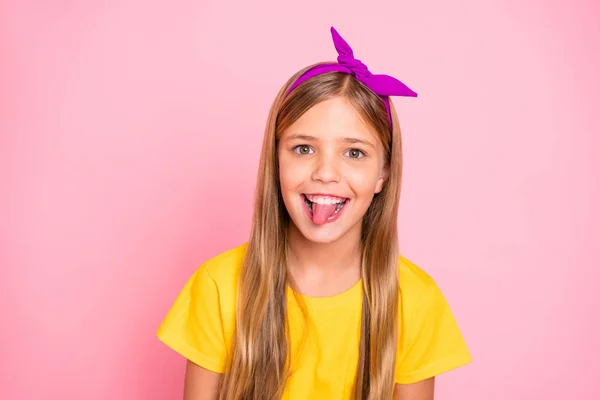 Close-up portret van haar ze mooi uitziende aantrekkelijke perfecte Winsome Shine vrolijk vrolijke hilarische humoristische pre-tiener meisje dragen gele t-shirt gek geïsoleerd over roze pastel achtergrond — Stockfoto