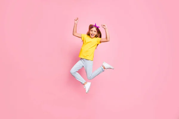 Πλήρους μήκους σώμα μέγεθος θέα της είναι όμορφη ελκυστική όμορφη εκστατική χαρούμενη χαρούμενο προ-Teen κορίτσι φορώντας κίτρινο t-shirt έχοντας διασκέδαση ελεύθερο χρόνο αγαλλίαζε απομονωμένη πάνω από ροζ παστέλ φόντο — Φωτογραφία Αρχείου