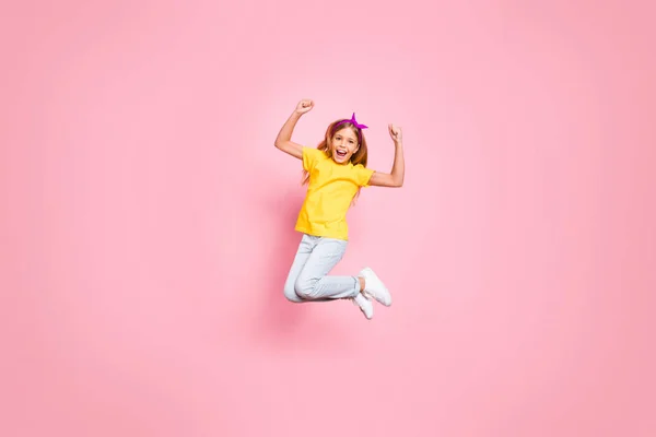 Full length dimensione del corpo vista di lei lei bella attraente spensierata estatica allegra allegra ragazza pre-adolescente indossa t-shirt gialla divertirsi gioire isolato su sfondo rosa pastello — Foto Stock