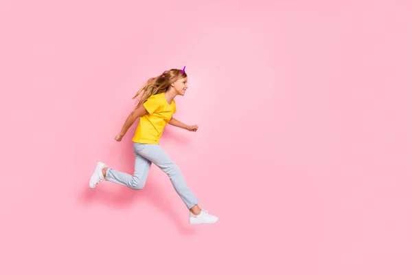 Longitud completa tamaño del cuerpo vista de ella ella agradable atractivo encantador propósito divertido alegre alegre alegre pre-adolescente chica usando amarillo camiseta corriendo hora punta tiempo libre hobby aislado sobre fondo rosa —  Fotos de Stock