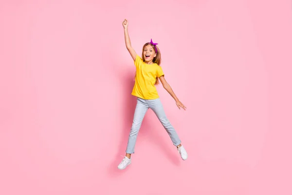 Longitud completa cuerpo tamaño vista de ella ella ella agradable alegre alegre alegre extático descuidado descuidado pre-adolescente niña con camiseta amarilla sosteniendo en la mano invisible parasol aislado sobre fondo rosa —  Fotos de Stock