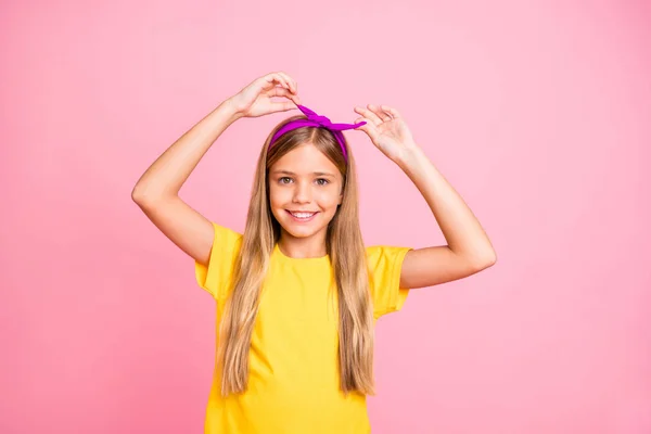 Κοντινό-up πορτρέτο της αυτή όμορφη-φαίνεται ελκυστική όμορφη όμορφα σαγηνευτική χαρούμενα χαρούμενα προ-Teen κορίτσι φορώντας κίτρινο t-shirt κλείσιμο μπάντα κεφαλής απομονώνεται πάνω από ροζ παστέλ φόντο — Φωτογραφία Αρχείου