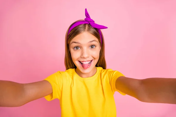 Auto-retrato dela ela agradável atraente adorável louco tolo brincalhão alegre alegre pré-adolescente menina vestindo amarelo t-shirt enganando se divertindo tempo livre isolado sobre fundo pastel rosa — Fotografia de Stock