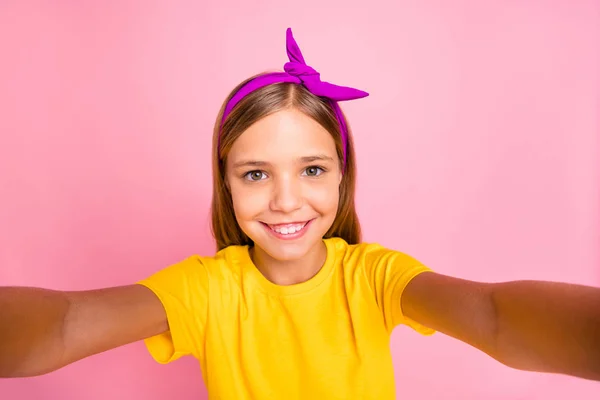 Zelfportret van haar ze mooie aantrekkelijke mooie Shine Winsome vrolijke vrolijke pre-tiener meisje dragen geel t-shirt genieten vakantie vrije tijd weekend geïsoleerd over roze pastel achtergrond — Stockfoto