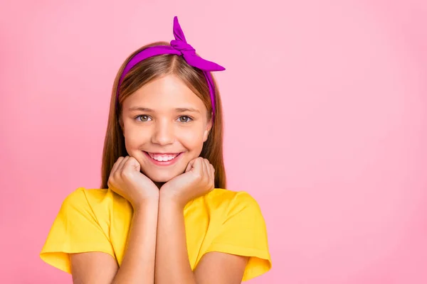 Close-up portret van haar ze mooi uitziende Shine aantrekkelijke mooie Winsome vrolijke vrolijke vreedzame pre-tiener meisje draagt gele t-shirt vakantie lente geïsoleerd over roze pastel achtergrond — Stockfoto