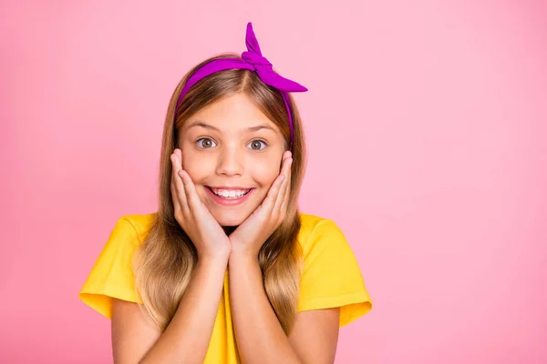Närbild porträtt av henne hon trevlig attraktiv härlig intagande glada glad glada pre-Teen flicka klädd gul t-shirt goda nyheter isolerade över rosa pastell bakgrund — Stockfoto