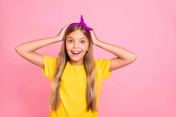 Onu o güzel çekici winsome güzel neşeli neşeli öncesi genç kız pembe pastel arka plan üzerinde izole sarı t-shirt şaşkınlık ifade giyen yakın çekim portre — Stok fotoğraf