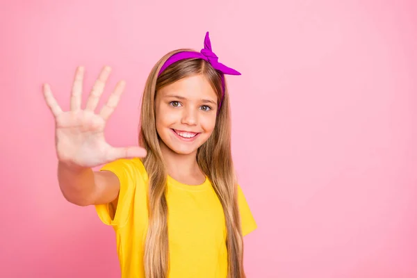 Close-up portret van haar ze mooie aantrekkelijke mooie Winsome vrolijke vrolijke optimistisch pre-tiener meisje dragen geel t-shirt ijverig werk gedaan geïsoleerd over roze pastel achtergrond — Stockfoto