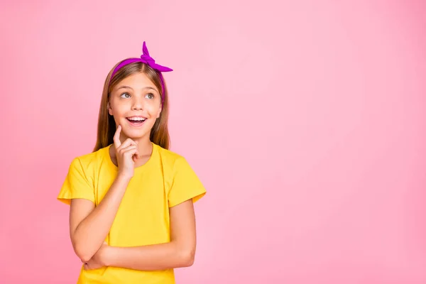 Close-up portret van haar ze mooie aantrekkelijke vrij Winsome vrolijke vrolijke brainy pre-tiener meisje wetenschapper dragen gele t-shirt vinden oplossing geïsoleerd over roze pastel achtergrond — Stockfoto