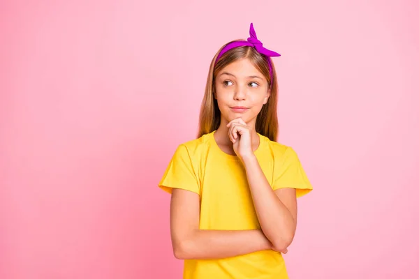 Close-up retrato dela ela bonita atraente bonito brilho criativo menina pré-adolescente vestindo camiseta amarela criando solução isolada sobre fundo pastel rosa — Fotografia de Stock