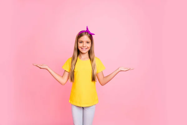 Foto de linda linda chica alegre agradable que le muestra dos lados de una cosa para elegir mientras está aislado con fondo rosa —  Fotos de Stock