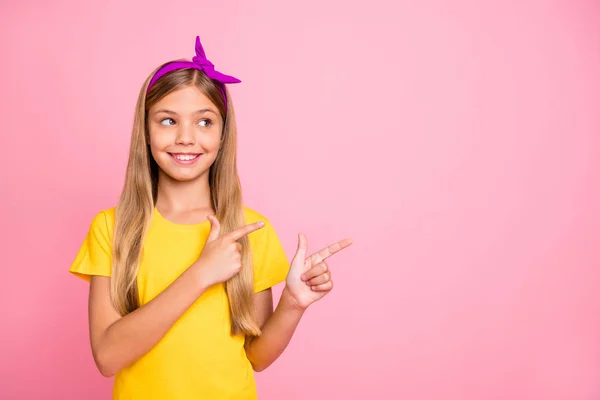 Foto de positivo alegre amigável bonito estudante mostrando direção em algum lugar enquanto isolado com fundo rosa — Fotografia de Stock