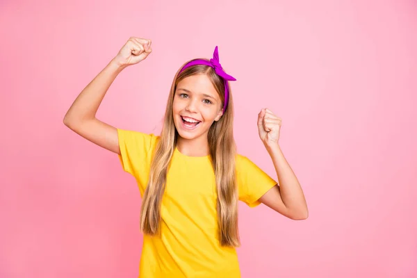 Foto de menina extática encorajada ganhar algumas competições enquanto isolado com fundo rosa — Fotografia de Stock