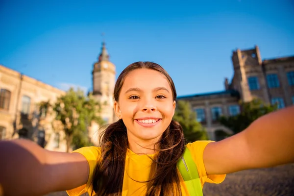 Auto-retrato dela ela agradável atraente encantador bonito lindo brilho alegre alegre de cabelos ondulados menina pré-adolescente viajando ao redor da visão globo vendo na cidade parque de rua fora — Fotografia de Stock