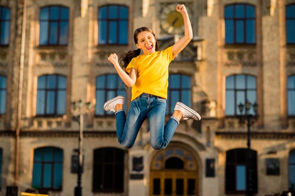 Comprimento total do corpo tamanho vista de agradável atraente encantador bonito alegre alegre menina de cabelos ondulados divertindo-se descansar relaxar melhor realização na cidade parque de rua fora — Fotografia de Stock